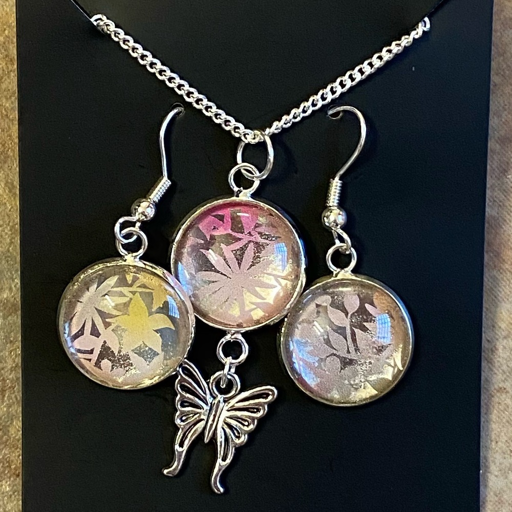 Jamberry 2017 Tropical Grove necklace and earrings